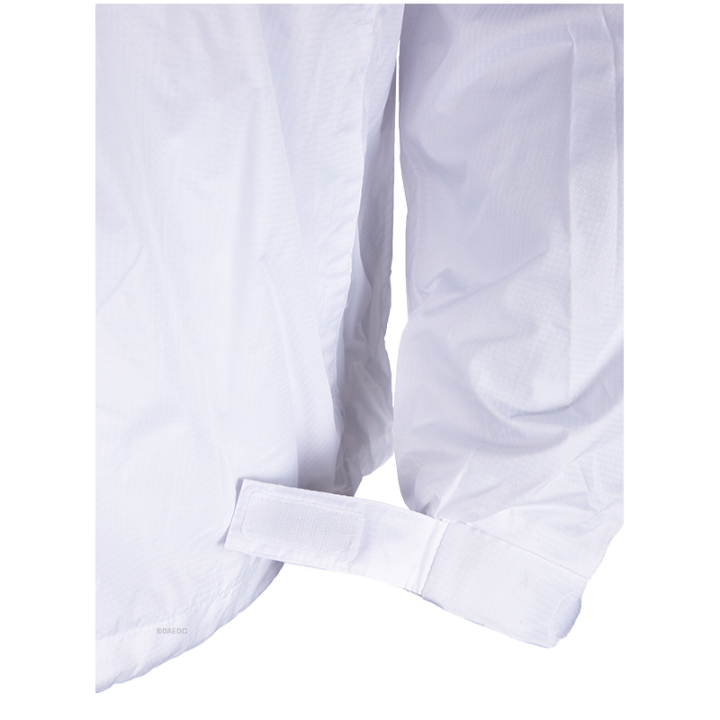 Découvrez notre coupe-vent en polyester , disponible dans une large gamme de tailles . Idéal pour les activités sportives