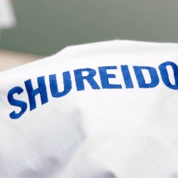 Karategi Shureido New Wave 3 – WKF Approved 2025-2029, Broderie Bleu/Rouge, Vêtement Sur Mesure | Artsmartiaux.fr