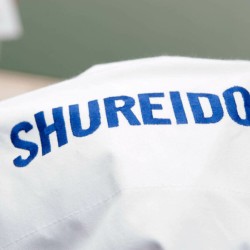 Set Shureido New Wave 3 WKF – 2 Vestes (Rouge et Bleue) + 1 Pantalon, Vêtement Sur Mesure | Artsmartiaux.fr